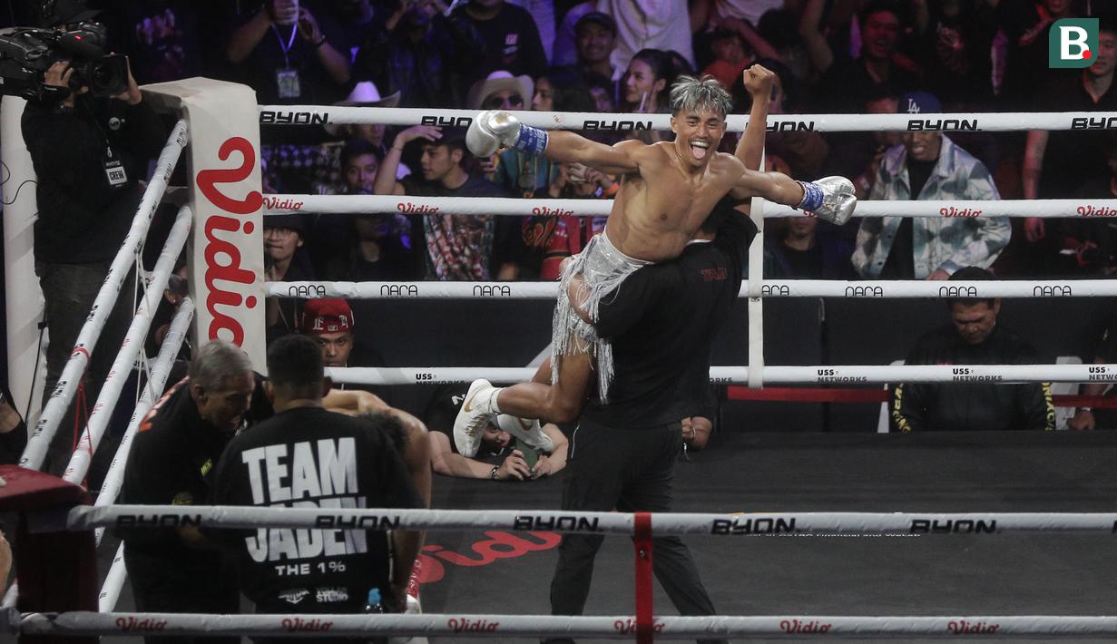 Andi Cobra merayakan kemenangan setelah menaklukkan Jaden Bahtera melalui TKO di ronde ke-4. Kemenangan itu membawa Andi Cobra berhasil meraih gelar juara nasional ICB. (Bola.com/M Iqbal Ichsan)