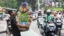 Beberapa pedagang bahkan menawarkan layanan kustomisasi parcel sesuai dengan kebutuhan dan preferensi pelanggan. (Liputan6.com/Herman Zakharia)