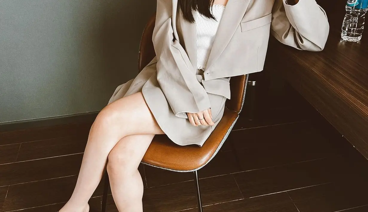 Namun di Instagram Eca kerap mengusung style fashion yang seksi. [Instagram/elsaajapasal]