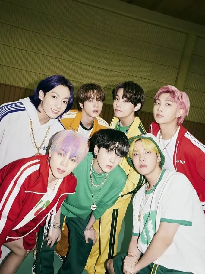 BTS kenakan track suit dalam video musik Butter/dohk. HYBE Labels
