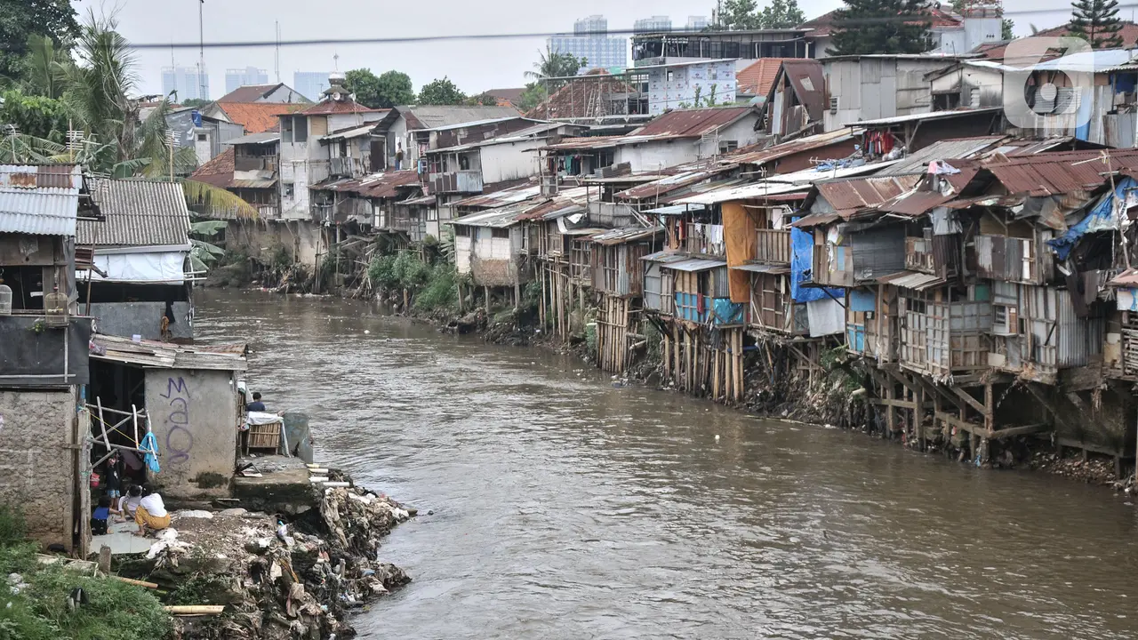 Aktivitas Warga di Bantaran Kali Ciliwung