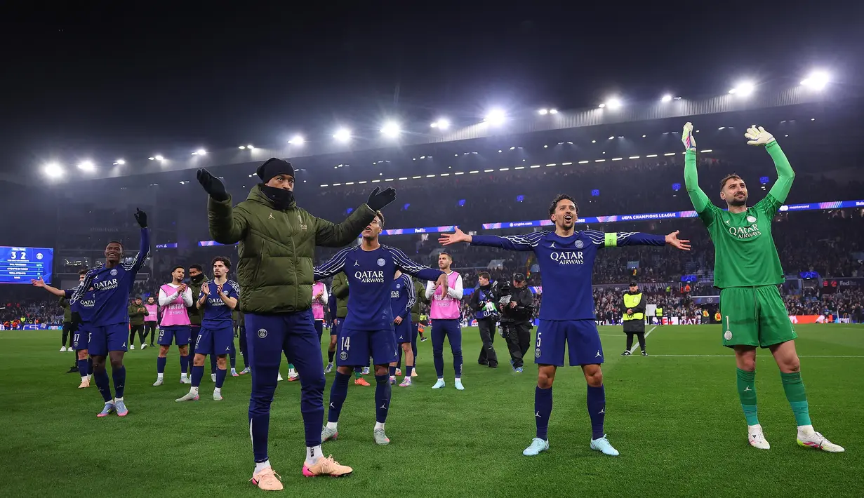 Para pemain Paris Saint-Germain melakukan selebrasi usai pertandingan leg kedua perempat final Liga Champions 2024/2025 melawan Aston Villa di Villa Park, Birmingham, Inggris, pada 15 April 2025 atau Rabu 16 April 2025 dini hari WIB. (FRANCK FIFE/AFP)
