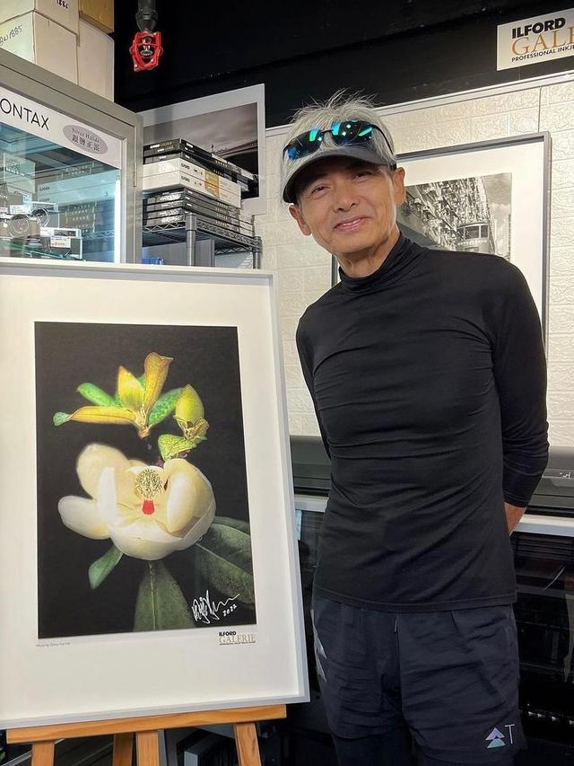 6 Potret Terbaru Aktor Chow Yun Fat 'Raja Judi', Ikut Lomba Lari 10 Km di Usia 67 Tahun