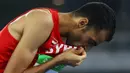Atlet lompat tinggi Suriah, Majd Eddin Ghazal, mencium bendera negaranya usai tampil pada Olimpiade 2016 di Rio de Janeiro, Brasil, Sabtu (20/8/2016). Konflik dalam negeri tak menyurutkan semangat para atlet dari Suriah. (Reuters/Kai Pfaffenbach)