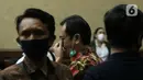 Terdakwa kasus dugaan korupsi di PT Asuransi Jiwasraya dari kalangan pengusaha, Benny Tjokrosaputro bersiap menjalani sidang lanjutan di Pengadilan Tipikor Jakarta, Senin (6/7/2020). Sidang mendengar keterangan saksi. (Liputan6.com/Helmi Fithriansyah)