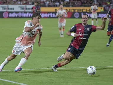 Striker AS Roma Paulo Dybala beraksi saat bertandang ke markas Cagliari pada giornata 1 Serie A 2024/2025 di Sardegna Arena, Senin (19/08/2024) dini hari WIB. (Gianluca Zuddas/LaPresse via AP)