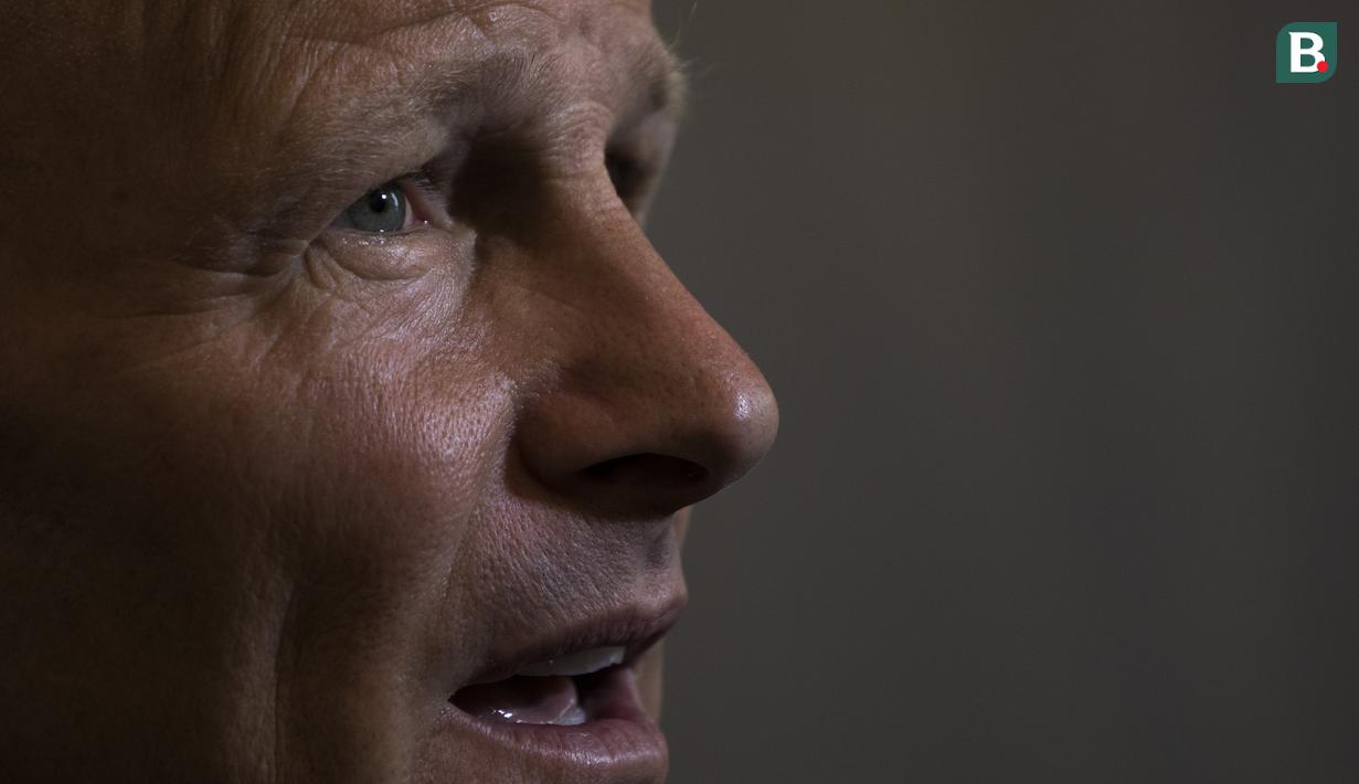 Teddy Sheringham menjawab pertanyaan saat interview di Hotel Ayana MidPlaza, Jakarta, Jumat (4/5/2018). Mantan pemain Timnas Inggris ini pada kariernya pernah membela Tottenham dan Manchester United. (Bola.com/Vitalis Yogi Trisna)