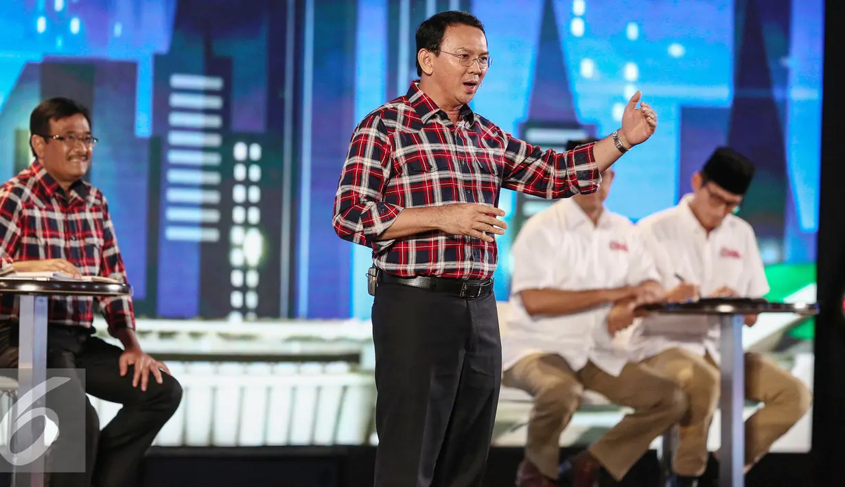 Cagub DKI nomor 2 Basuki T Purnama (Ahok) menjawab pertanyaan dari pasanganya lawannya saat debat kedua Cagub DKI-Jakarta, Jumat (27/1). (Liputan6.com/Faizal Fanani)