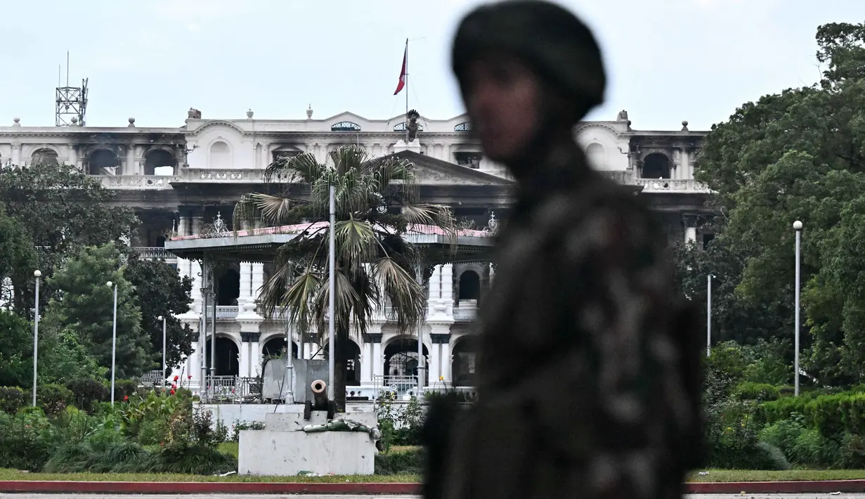 Militer Nepal terus berupaya memulihkan keamanan menyusul kerusuhan anti-pemerintah yang mengguncang negara itu sejak Senin (8/9/2025). (Pedro Pardo/AFP)