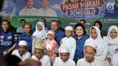 Ketua Dewan Pembina Partai Demokrat Susilo Bambang Yudhoyono (SBY)  bersama istri, Ani Yudhoyono dan sejumlah petinggi Partai Demokrat foto bersama anak yatim saat peresmian Gerakan Pasar Murah Demokrat di Jakarta, Kamis (7/6). (Liputan6.com/IqbalNugroho)