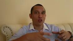 Giovani Tobing memiliki hobi menyantap kuliner di waktu senggangnya, namun ia malah gelagapan ketika diminta memasak makanan favoritnya itu.