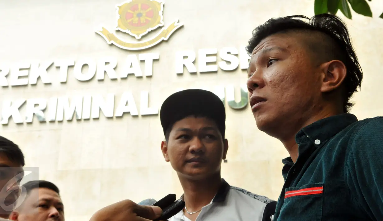 Andika memberikan keterangan pers usai menjadi saksi kasus penipuan yang dialami Chyntiara Alona, Reskrimum Polda Metro, Jakarta, Senin (15/6/2015). Alona melaporkan EF berkaitan dengan penghinaan dan pencemaran nama baik. (Liputan6.com/Panji Diksana) 