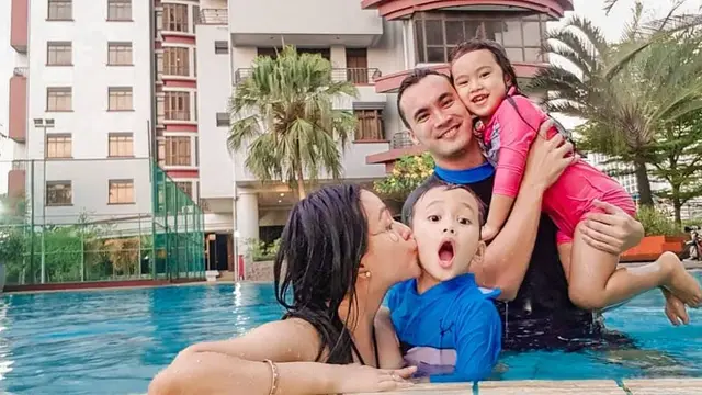 6 Momen Manis Rendy Kjaernett 'FTV' dan Istri yang Jarang Tersorot