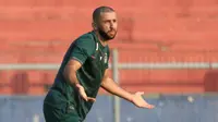 Ibrahim Bahsoun tampil dengan kepala plontos untuk membangkitkan spirit bersama Persik di seri kedua BRI Liga 1 2021/2022. (Bola.com/Gatot Susetyo)