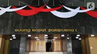 Pekerja mempercantik Ruang Rapat Paripurna I dengan Bendera Merah Putih di kompleks Parlemen MPR-DPR RI, Senayan, Jakarta, Rabu (16/10/2019). Ruang paripurna DPR tampak dihias menjelang pelantikan presiden dan wapres terpilih pada 20 Oktober mendatang. (Liputan6.com/Johan Tallo)