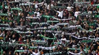 Suporter PSS Sleman di Stadion Maguwoharjo, Sleman, saat mendukung tim kesayangan di Liga 2 2017. (Bola.com/Ronald Seger)