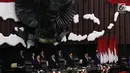 Pimpinan DPR menyanyikan lagu Indonesia Raya dalam Sidang Paripurna DPR di Kompleks Parlemen, Senayan, Jakarta, Jumat (16/8/2019). Sejumlah bangku terlihat kosong dalam sidang yang beragendakan pidato Presiden Joko Widodo atau Jokowi dan Ketua DPR Bambang Soesatyo tersebut. (Liputan6.com/JohanTallo)