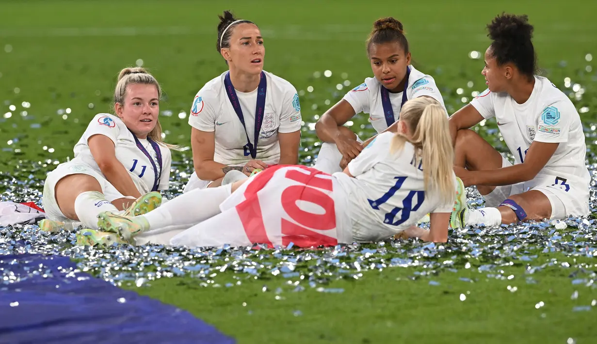Para pemain Timnas Wanita Inggris merayakan kemenangan di ajang Euro 2022 usai mengalahkan Jerman 2-1 pada babak final di stadion Wembley, di London, pada Juli 31 Desember 2022. (AFP/Justin Tallis)