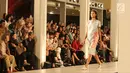 Model mengenakan busana rancangan Tities Sapoetra dalam Fashion Nation 2018 di Senayan City, Jakarta, Rabu (18/4/).(Liputan6.com/Herman Zakharia)