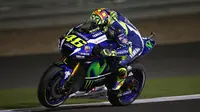 Pebalap Movistar Yamaha, Valentino Rossi, membukukan catatan waktu terbaik kedua pada latihan bebas pertama di Sirkuit Losail, Jumat (18/3/2016) dini hari WIB. Catatan tercepat menjadi milik juara dunia tahun lalu, Jorge Lorenzo. (Bola.com/Crash.net)