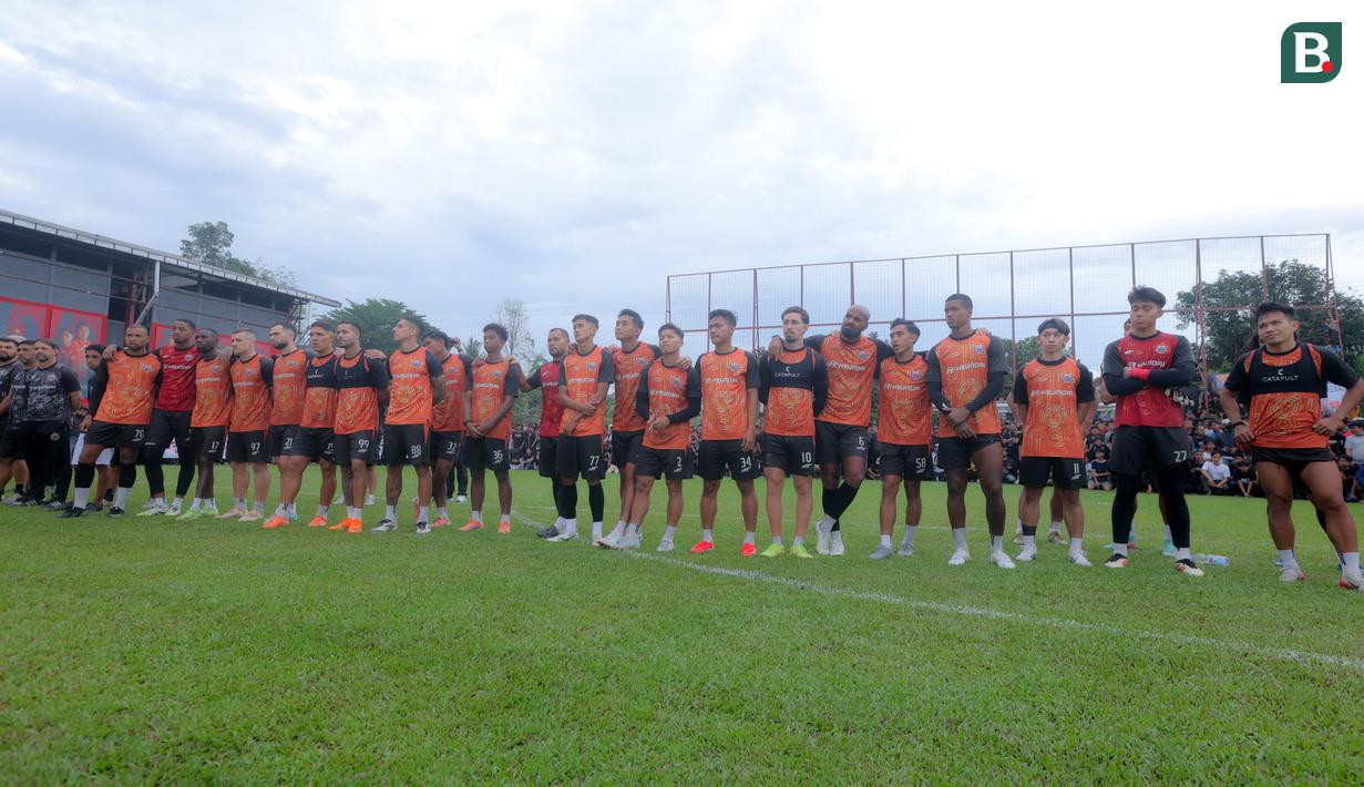 Dukungan luar biasa The Jakmania di sesi latihan ini diharapkan menjadi tambahan motivasi bagi Macan Kemayoran agar tampil habis-habisan, menjaga gengsi, dan mengincar kemenangan atas rival abadi mereka. (Bola.com/M Iqbal Ichsan)