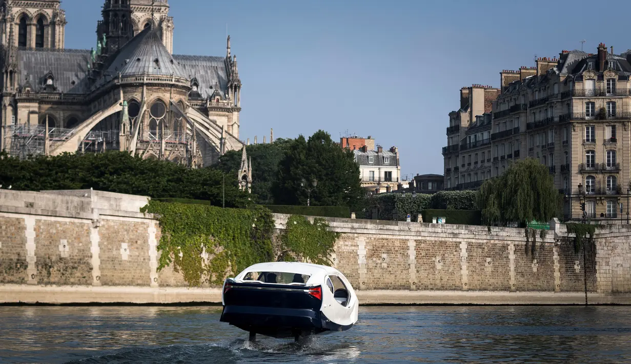Flying Taxi Sea Bubble berjalan di atas air sungai Seine saat melakukan demonstrasi di Paris, Prancis (20/5). Sea Bubble merupakan kendaraan air yang mirip dalam film sci-fi. (AFP Photo/Lionel Bonaventure)