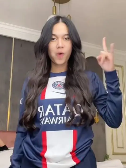 Tak hanya MU, Azizah nyatanya juga memiliki koleksi jersey dari Paris Saint-Germain alias PSG. Potretnya pakai jersey PSG ini semakin memperlihatkan aura menawannya. Azizah yang suka bola dari dulu sangat cocok saat pakai jersey PSG. (Liputan6.com/TikTok/azizahsalshaa)