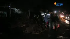 Tebalnya lumpur membuat jalanan licin mengakibatkan pengendara sepeda motor banyak yang terjatuh.