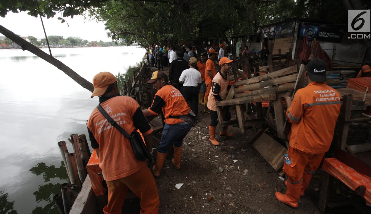 Petugas Penanganan Sarana dan Prasarana Umum (PPSU) DKI Jakarta membongkar lapak pedagang di sekitar Danau Sunter, Jakarta Utara, Jumat (19/1). Selain mempercantik, penataan untuk mendukung Festival Danau Sunter Februari 2018. (Liputan6.com/Arya Manggala)