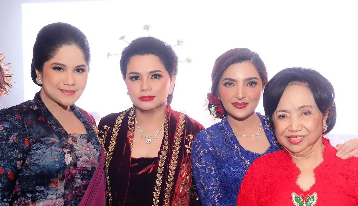 Ashanty memilih kebaya lace biru keunguan dan Anissa Yudhoyono memakai kebaya motif floral dengan selendang (Foto: Instagram @yanti.airlangga)