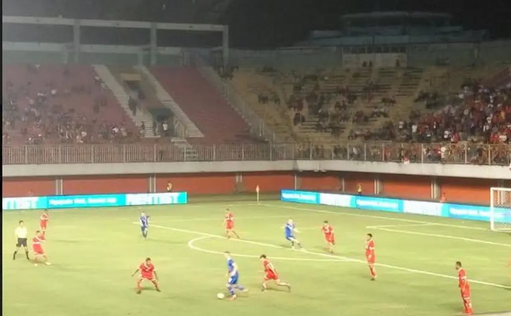 Indonesia Selection kalah 0-6 dari Timnas Islandia dalam laga persahabatan di Stadion Maguwoharjo, Sleman, Yogyakarta, Kamis (11/1/2018). (Liputan6.com/Switzy Sabandar)