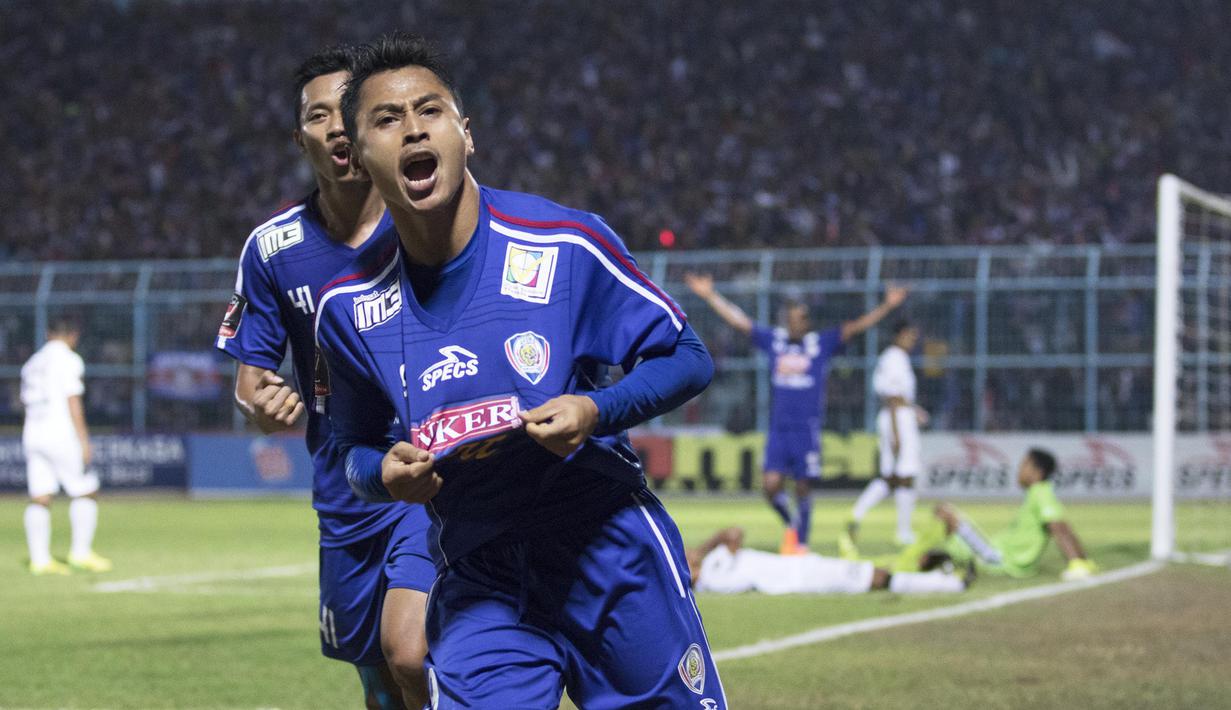 Striker Arema Cronus, Samsul Arif merayakan gol yang dicetaknya ke gawang Bali United pada laga perempat final Piala Presiden di Stadion Kanjuruhan, Malang, Sabtu (19/9/2015). Arema berhasil menang 2-1. (Bola.com/Vitalis Yogi Trisna)