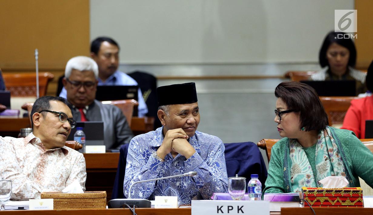 Pimpinan KPK Agus Rahardjo (tengah), Basaria Panjaitan (kanan), Saut Situmorang saat mengikuti Rapat Dengar Pendapat (RDP) dengan Komisi III DPR di Kompleks Parlemen, Senayan, Jakarta, Senin (11/9). (Liputan6.com/Johan Tallo)
