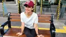 Menggunakan sportwear hitam dan putih, gaya penampilan Najwa Shihab ini tak lepas dari perhatian. Dirinya juga memilih menggunakan topi baseball mewah serta menggunakan jam tangan sebagai pelengkapnya. (Liputan6.com/IG/@najwashihab)