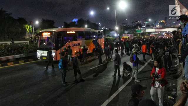 Demo Revisi UU KPK, Mahasiswa Tutup Jalan Tol Dalam Kota