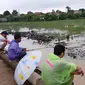 Warga Tampak Asyik Menghabiskan Waktu dengan Memancing Ikan di Sebuah Sawah yang Terendam Banjir, Belakang Telaga Nirwana Residence, Rawa Lumbu, Bekasi Timur, Jawa Barat, Rabu (1/1/2020). (Foto: Fachrur Rozie/Liputan6.com)