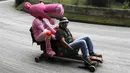 Seorang peserta mengenakan kostum karakter kartun ‘Pink Panther’ saat mengikuti festival Roller Cart ke-26 di Medellin ,Kolombia, Senin (6/9/2015).Ini merupakan acara tahunan yang diselenggarakan warga Kolombia. (REUTERS/Fredy Builes)