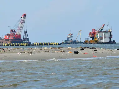 Alat berat digunakan untuk menyelesaikan proyek Pulau G Reklamasi Teluk Jakarta di Muara Angke, Jakarta, Selasa (5/4). Izin reklamasi Pulau G yang sudah keluar kini tengah menjadi subjek gugatan di PTUN Jakarta. (Liputan6.com/Gempur M Surya)