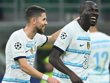 Chelsea baru saja melepas beberapa pemain pada bursa transfer musim panas 2023/2024 dengan masa bakti yang beragam. Ada pemain yang telah lebih dari sepuluh tahun membela Chelsea, namun ada pula yang hanya baru semusim bertahan di Stamford Bridge, seperti Kalidou Koulibaly. Sejak musim 2004/2005 alias hampir 20 tahun belakangan, tercatat ada 5 pemain yang hanya bertahan semusim saja saat membela Chelsea. Siapa saja? Berikut daftar kelimanya. (AFP/Alberto Pizzoli)