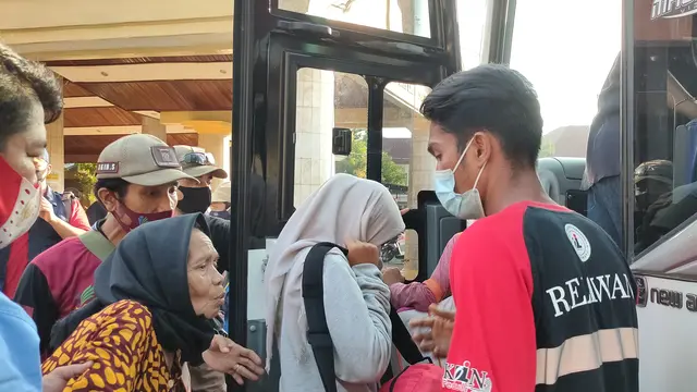 Pengungsi Korban Ledakan Hebat Kilang Minyak Pertamina Balongan Indramayu Dipindah