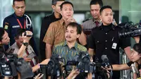 Mantan Menpora Roy Suryo saat memberikan keterangan kepada awak media di gedung KPK, Jakarta, (23/10/14). (Liputan6.com/Miftahul Hayat)
