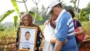 Chef Haryo Pramoe dimakamkan di Cileungsi, Jawa Barat, Jumat (22/12). Tampak keluarga dan sahabat mengantarkan sang juru masak tersebut ke peristirahatan terakhirnya. Suasana haru mewarnai pemakaman chef Karyo Pramoe. [Foto: KapanLagi.com®/Bayu Herdianto]