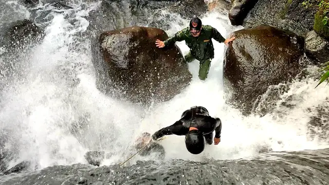 Pencarian Siswi SMP Hanyut di Curug Kembar Bogor