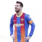 Striker Barcelona, Lionel Messi, tampak kecewa usai gagal menaklukkan Atletico Madrid pada laga Liga Spanyol di Stadion Camp Nou, Sabtu (8/5/2021). Kedua tim bermain imbang 0-0. (AP Photo/Joan Monfort)