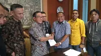 Kader muda Partai Golkar menemui Akbar Tanjung mendesak ketua umum Setya Novanto mundur, Minggu (23/7/2017). (Liputan6.com/Nafiysul Qodar)