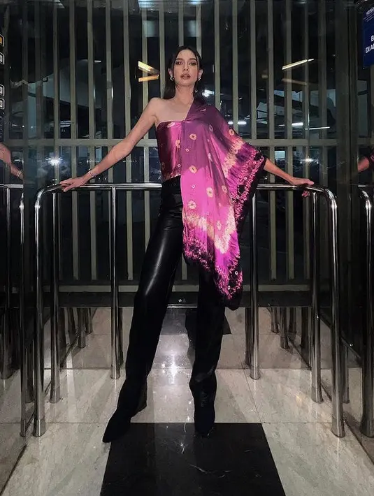 Penampilan Yuki juga dilengkapi dengan sepatu boots dengan bagian depan yang lancip warna hitam. Yuki juga mengenakan anting-anting hoop dan gelang untuk melengkapi penampilannya tersebut. [@Yukikt]