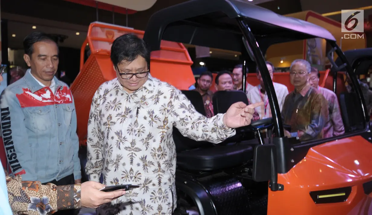 Presiden RI, Joko Widodo bersama Menteri Perindustrian Airlangga Hartarto meninjau stand mobil Kiat Mahesa Wintor yang dipamerkan pada Indonesia International Motor Show 2018 di JIExpo, Jakarta, Kamis (19/4). (Liputan6.com/Helmi Fithriansyah)