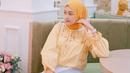 Saat ini Saritiw sudah memiliki 1 juta followers di Instagram. Ia selalu berhasil tampil kece dengan menawan outfit warna kuning oranye. Hijab oranye sangat pas dipadupadankan dengan outfit kuning keoranyean. Tak heran gaya kece Saritiw ini banjir pujian dari followersnya. (Liputan6.com/IG/@saritiw)