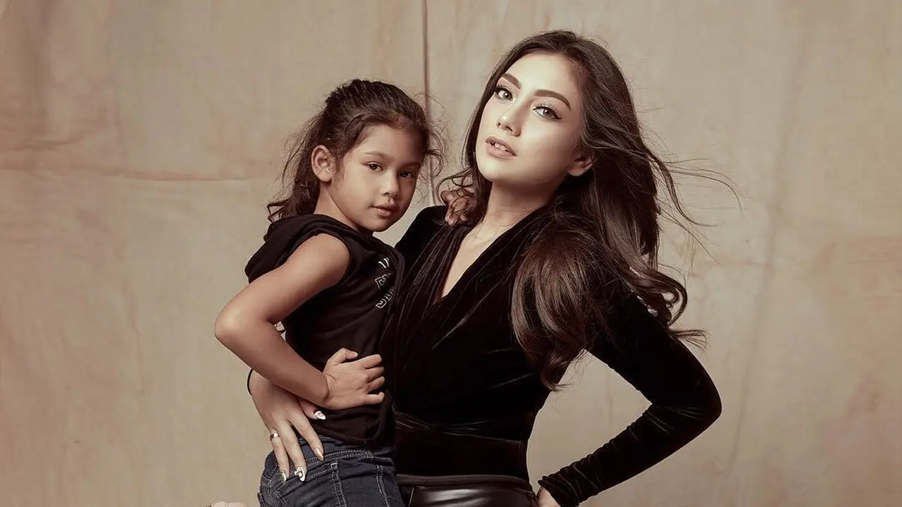 [Bintang] 8 Potret Kebersamaan Artis Indonesia dengan Sang Buah Hati