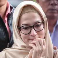 Seperti diketahui, kasus ini berawal dari tulisan Lyra Virna di Instagram setelah gagal berangkat haji. Tidak terima, biro yang akan digunakan Lyra Virna dan suami lantas melaporkan ke polisi pada 19 Mei 2017. (Adrian Putra/Bintang.com)
